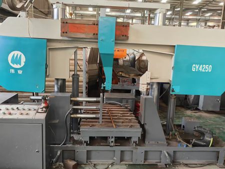 Heavy-duty GY4250 metal band saw machine