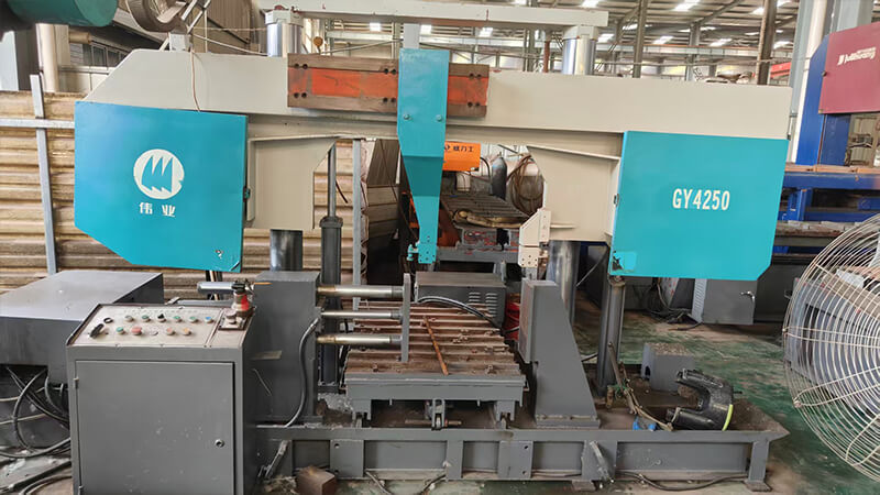 Heavy-duty GY4250 metal band saw machine